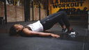 Una chica hace un glute bridge