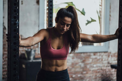 Una chica se prepara para hacer sentadillas