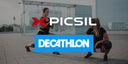 Una chica y un chico hacen deporte tras lo logos de PICSIL y Decathlon