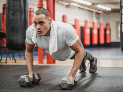 Un hombre realiza el ejercicio llamado Devil Press