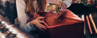 mujer abriendo una caja de regalos