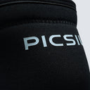 Logotipo de Picsil en la parte superior de la rodillera negra Neoboost.